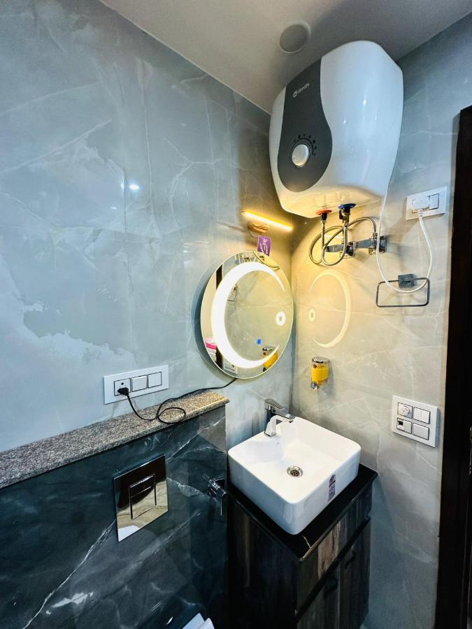 Hotel Samrat Residency 10 Mints Walking Distance Nizamuddin Railway Station New Delhi Exterior photo