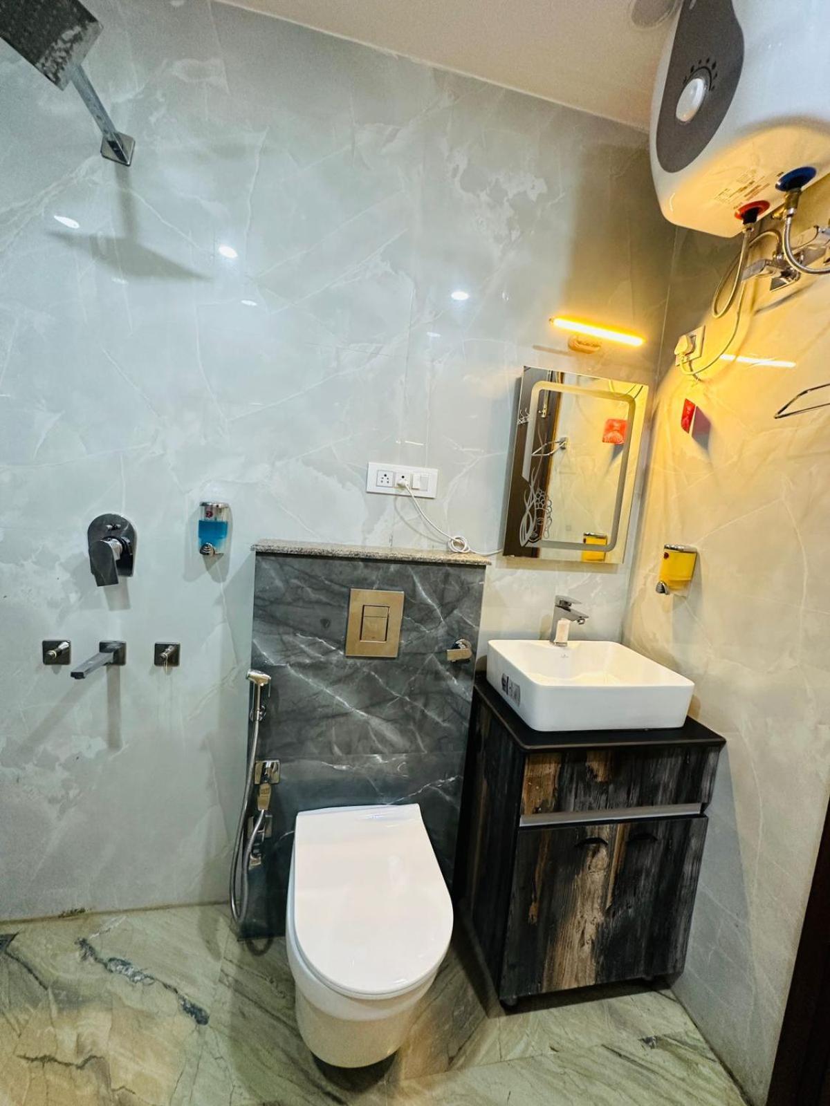 Hotel Samrat Residency 10 Mints Walking Distance Nizamuddin Railway Station New Delhi Exterior photo