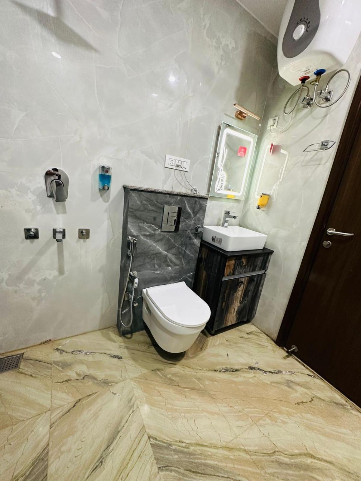 Hotel Samrat Residency 10 Mints Walking Distance Nizamuddin Railway Station New Delhi Exterior photo
